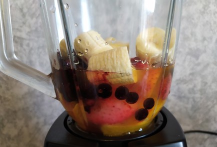 Фото шага рецепта Фруктовый смузи с клубникой 189454 шаг 6