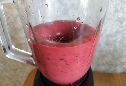 Фото шага рецепта Фруктовый смузи с клубникой 189454 шаг 7