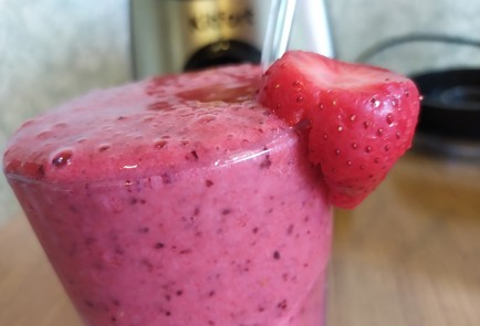 Фото шага рецепта Фруктовый смузи с клубникой 189454 шаг 9