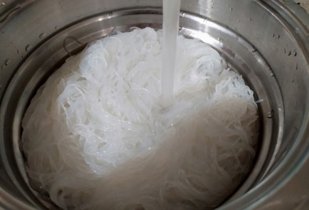 Фото шага рецепта Фунчоза с курицей и овощами 188042 шаг 10  