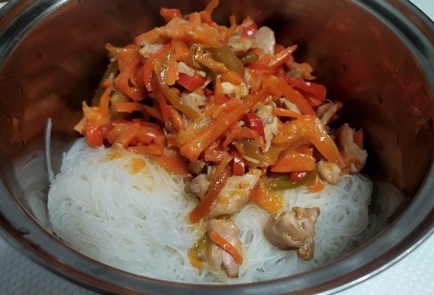 Фото шага рецепта Фунчоза с курицей и овощами 188042 шаг 11  