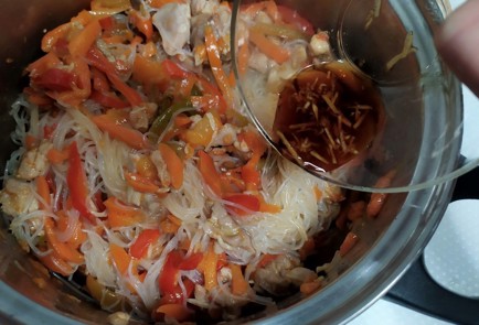 Фото шага рецепта Фунчоза с курицей и овощами 188042 шаг 13  