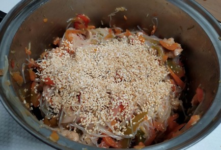 Фото шага рецепта Фунчоза с курицей и овощами 188042 шаг 15  