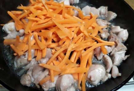 Фото шага рецепта Фунчоза с курицей и овощами 188042 шаг 5  