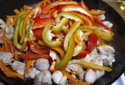 Фото шага рецепта Фунчоза с курицей и овощами 188042 шаг 6  