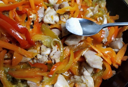 Фото шага рецепта Фунчоза с курицей и овощами 188042 шаг 7  