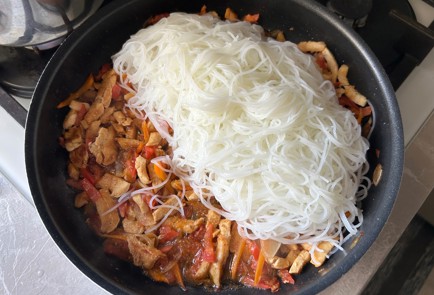 Фото шага рецепта Фунчоза с курицей 189780 шаг 9  