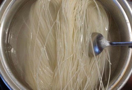 Фото шага рецепта Фунчоза с овощами сыром и беконом 175324 шаг 13  