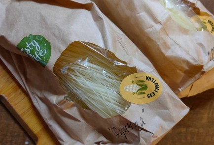 Фото шага рецепта Фунчоза с овощами сыром и беконом 175324 шаг 2  