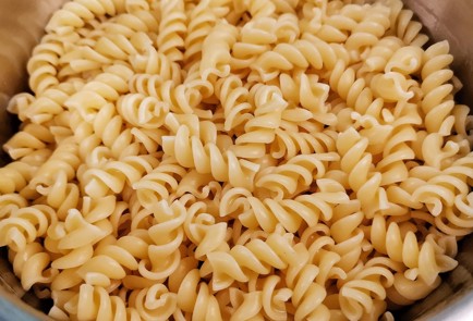 Фото шага рецепта Фузилли с помидорами черри и пармезаном 151427 шаг 11  