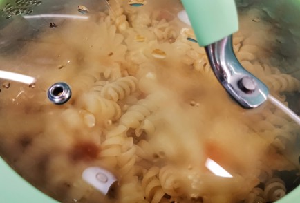 Фото шага рецепта Фузилли с помидорами черри и пармезаном 151427 шаг 15  