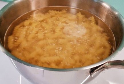 Фото шага рецепта Фузилли с помидорами черри и пармезаном 151427 шаг 6  