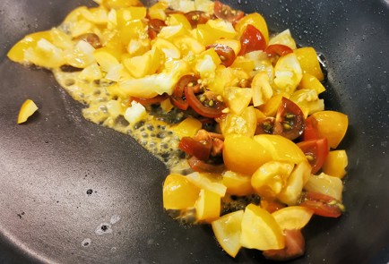 Фото шага рецепта Фузилли с помидорами черри и пармезаном 151427 шаг 9  