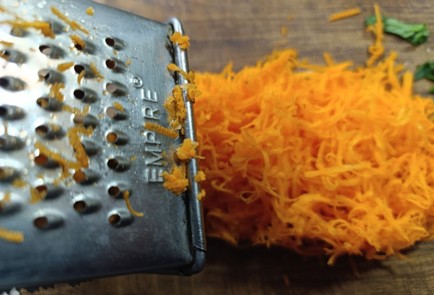 Фото шага рецепта Галета на ржаной муке с творогом шпинатом и морковью 190636 шаг 13  