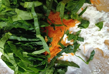 Фото шага рецепта Галета на ржаной муке с творогом шпинатом и морковью 190636 шаг 16  