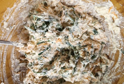 Фото шага рецепта Галета на ржаной муке с творогом шпинатом и морковью 190636 шаг 17  