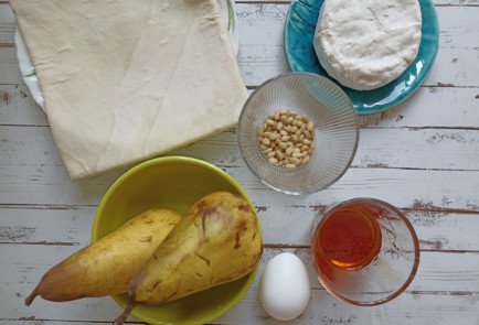 Фото шага рецепта Галета с грушей и сыром бри 190851 шаг 1