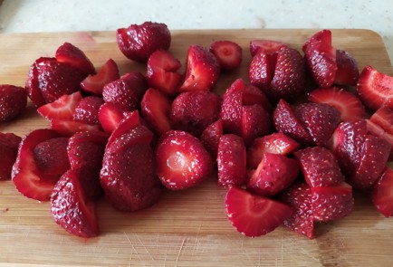 Фото шага рецепта Галета с клубникой 189388 шаг 6  