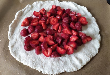 Фото шага рецепта Галета с клубникой 189388 шаг 8  