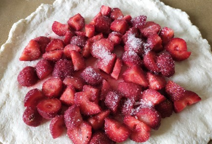 Фото шага рецепта Галета с клубникой 189388 шаг 9  