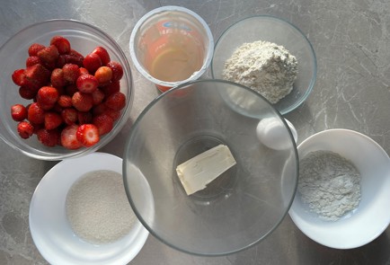 Фото шага рецепта Галета с клубникой 189798 шаг 1  