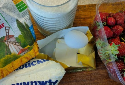 Фото шага рецепта Галета с клубникой 189841 шаг 1  