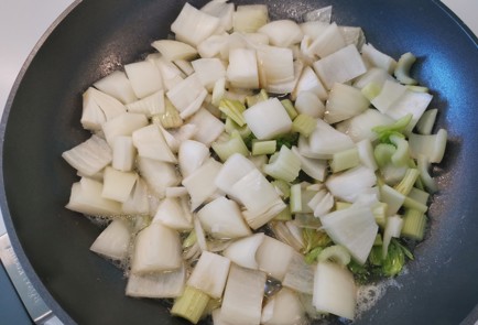 Фото шага рецепта Гарнир из лука с зеленью 186422 шаг 4  