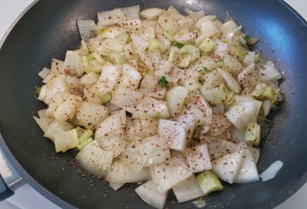 Фото шага рецепта Гарнир из лука с зеленью 186422 шаг 5  