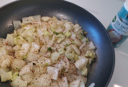 Фото шага рецепта Гарнир из лука с зеленью 186422 шаг 6  