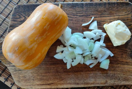 Фото шага рецепта Гарнир из тыквы с луком с куриным филе 174276 шаг 1