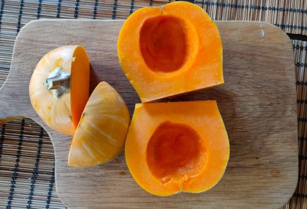 Фото шага рецепта Гарнир из тыквы с луком с куриным филе 174276 шаг 2