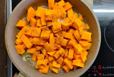 Фото шага рецепта Гарнир из тыквы с луком с куриным филе 174276 шаг 9