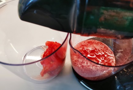 Фото шага рецепта Гаспачо с моцареллой 187160 шаг 5