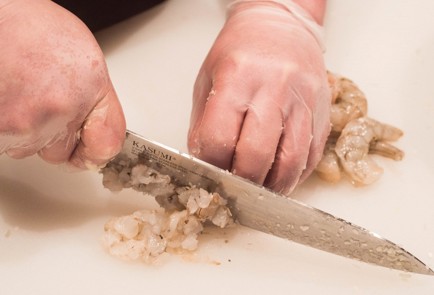 Фото шага рецепта Гедза с креветками 138503 шаг 4  