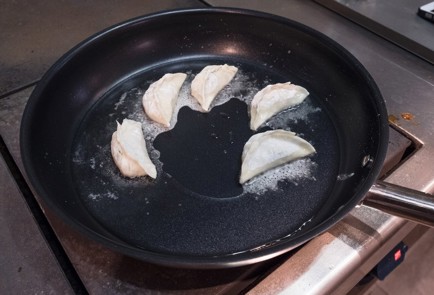 Фото шага рецепта Гедза с креветками 138503 шаг 8  