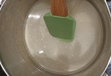 Фото шага рецепта Глазурь без белков 191648 шаг 1  