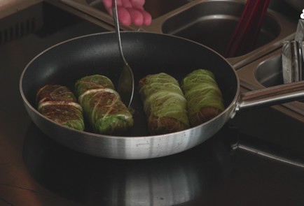 Фото шага рецепта Голубцы с говядиной в греческом стиле 186767 шаг 12  