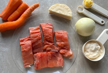 Фото шага рецепта Горбуша под морковнолуковой шапкой 174537 шаг 1  