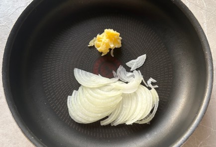 Фото шага рецепта Горбуша под морковнолуковой шапкой 174537 шаг 3  