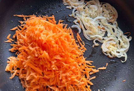 Фото шага рецепта Горбуша под морковнолуковой шапкой 174537 шаг 6  