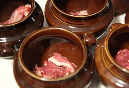 Фото шага рецепта Горшочки с бараниной и горохом в духовке 173748 шаг 2