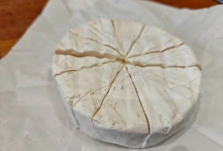 Фото шага рецепта Горячая закуска с камамбером и помидорами черри 189911 шаг 1