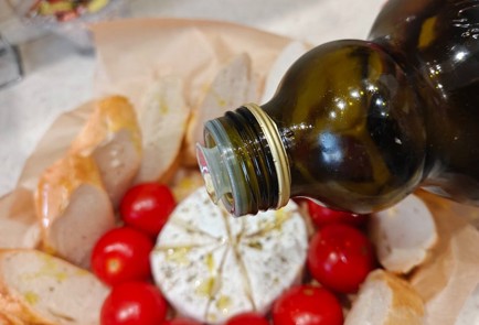 Фото шага рецепта Горячая закуска с камамбером и помидорами черри 189911 шаг 10