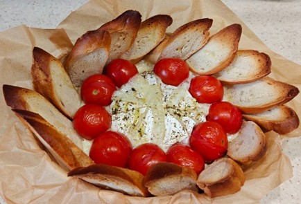 Фото шага рецепта Горячая закуска с камамбером и помидорами черри 189911 шаг 11