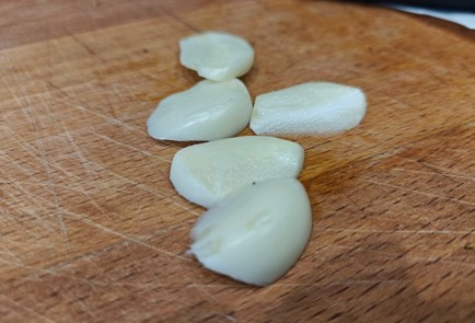 Фото шага рецепта Горячая закуска с камамбером и помидорами черри 189911 шаг 2