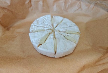 Фото шага рецепта Горячая закуска с камамбером и помидорами черри 189911 шаг 4