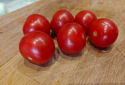 Фото шага рецепта Горячая закуска с камамбером и помидорами черри 189911 шаг 5