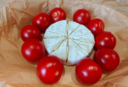 Фото шага рецепта Горячая закуска с камамбером и помидорами черри 189911 шаг 6