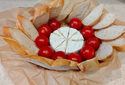 Фото шага рецепта Горячая закуска с камамбером и помидорами черри 189911 шаг 8