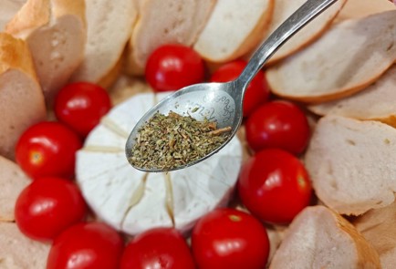 Фото шага рецепта Горячая закуска с камамбером и помидорами черри 189911 шаг 9